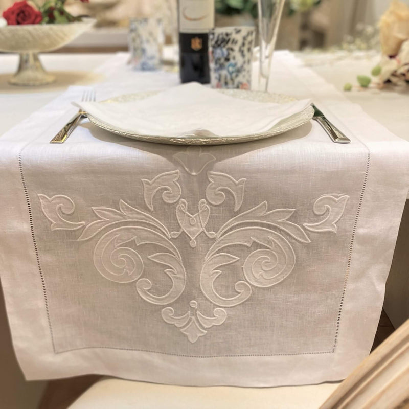 TABLE RUNNER LILIA LOGO